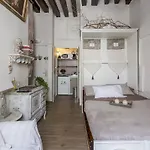La Belle Du Marais